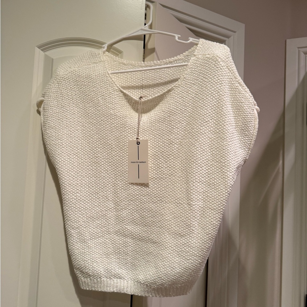 Moon & Madison Cream Knit V-Neck Top